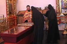 Sisters in front of the relics